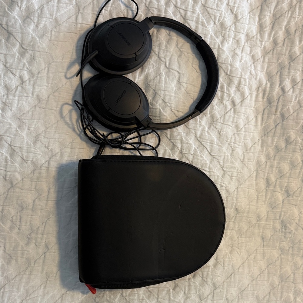 Bose Black Around-Ear SoundTrue Wired Headphones with Black Carry Case